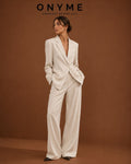 Tailleur gessato con fit sfiancato