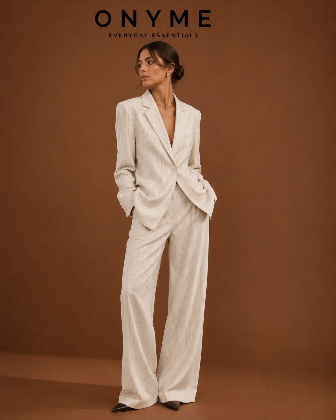Tailleur gessato con fit sfiancato