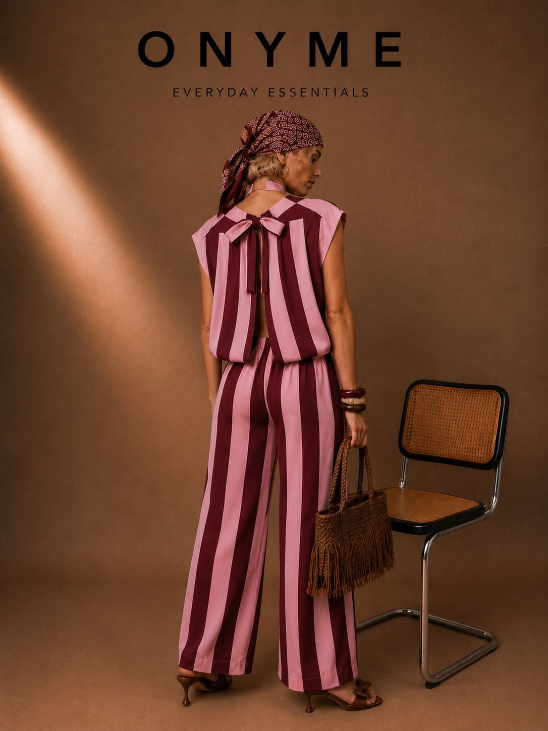 Completo righe con fiocco sul retro