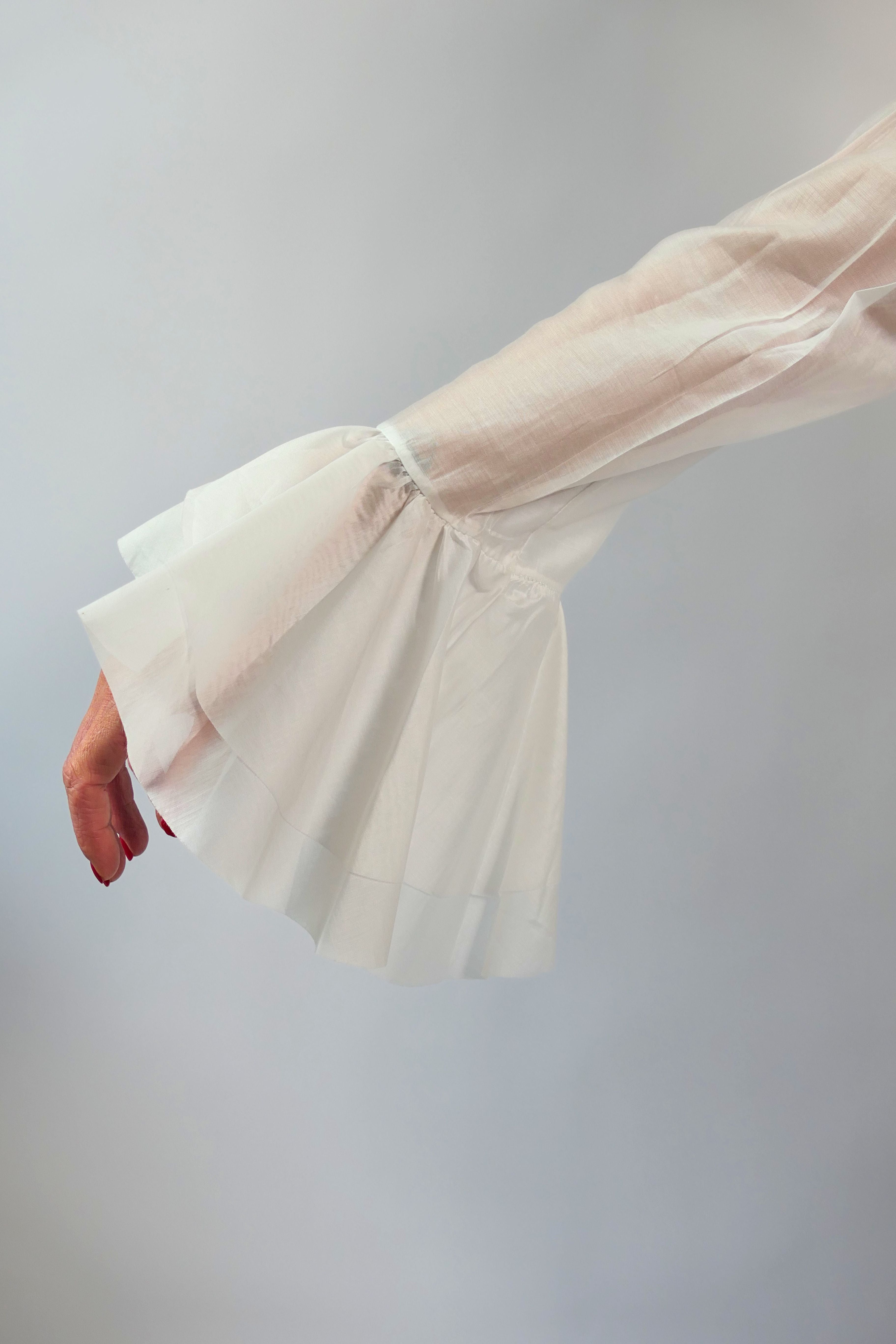 Camicia bianca manica a sbuffo