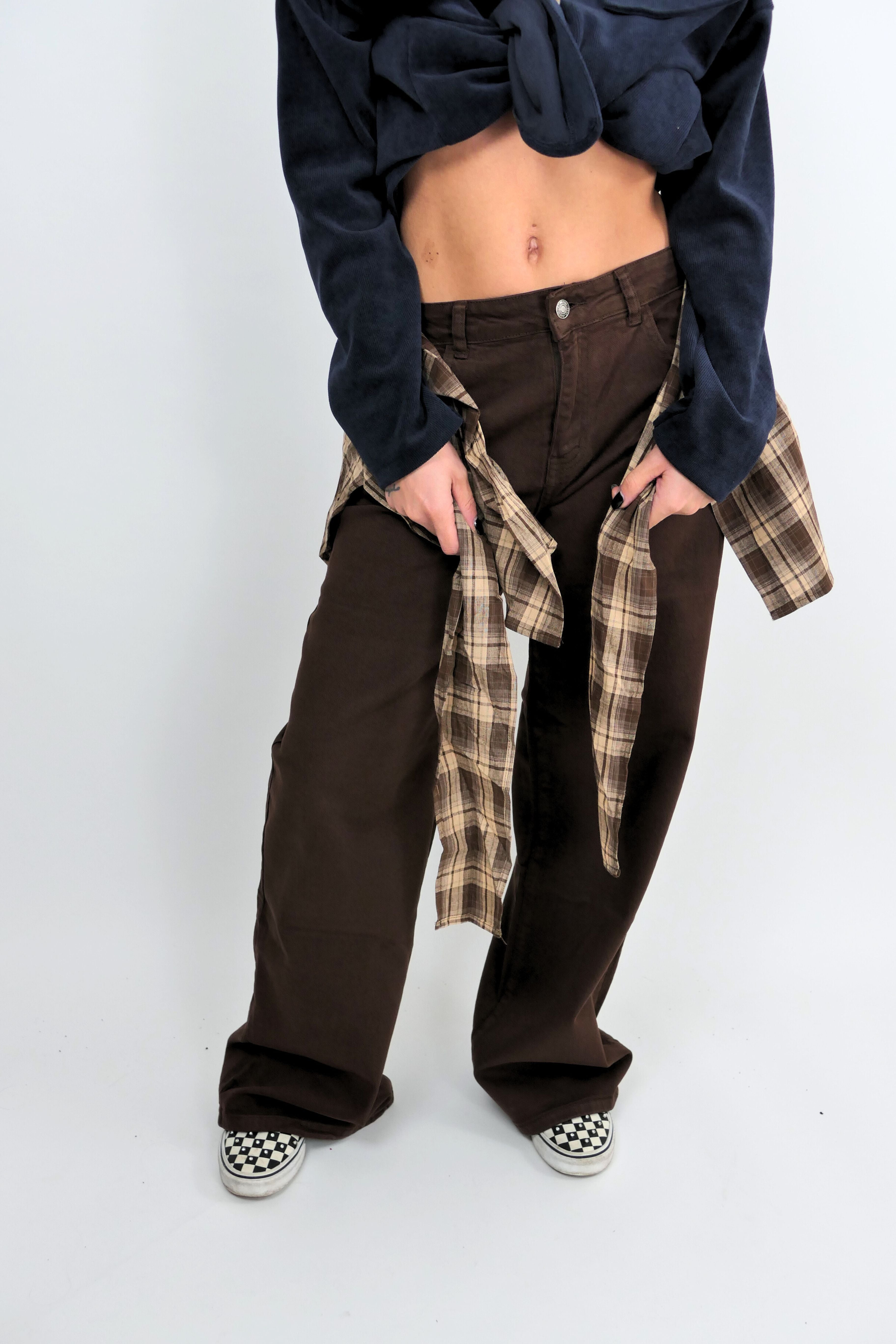 Jeans marrone con camicia