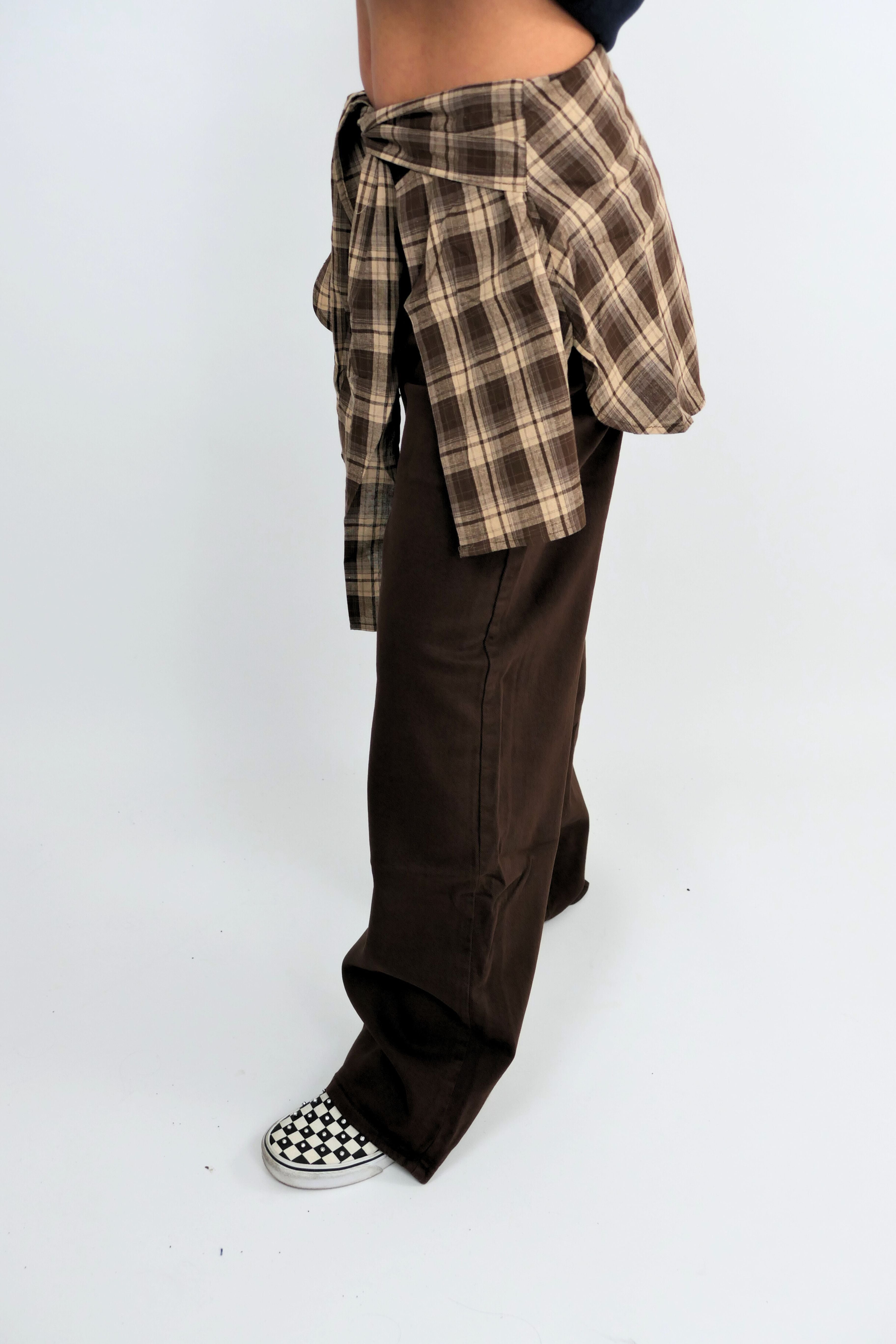 Jeans marrone con camicia