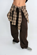 Jeans marrone con camicia