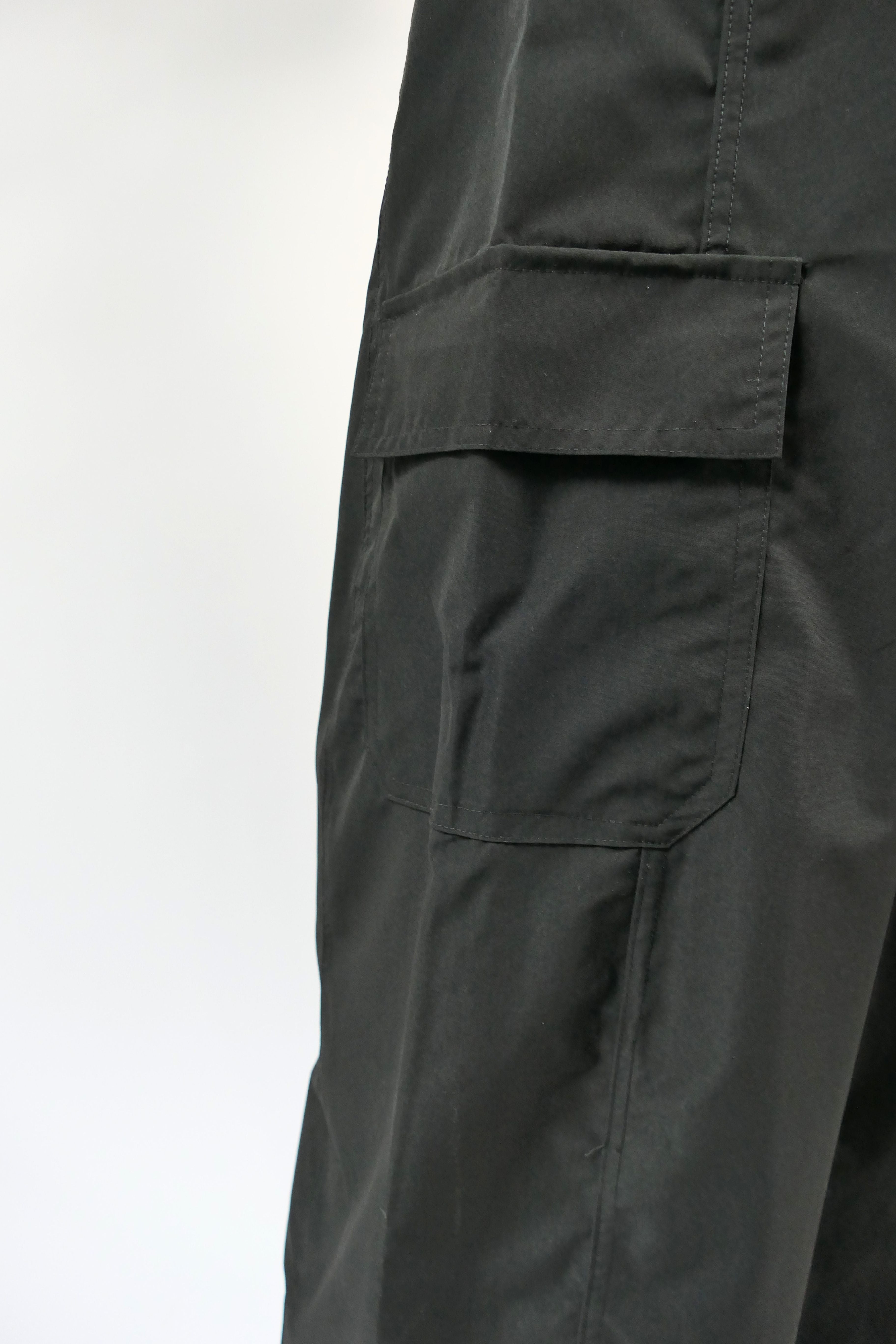 Pantalone con tasche laterali