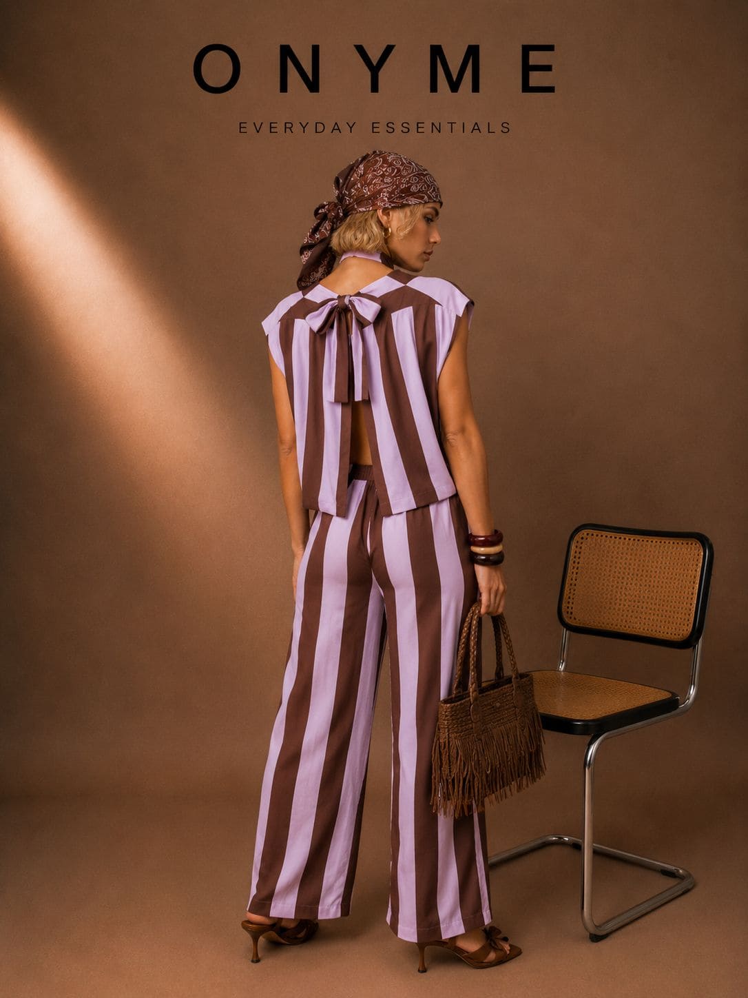 Completo righe con fiocco sul retro