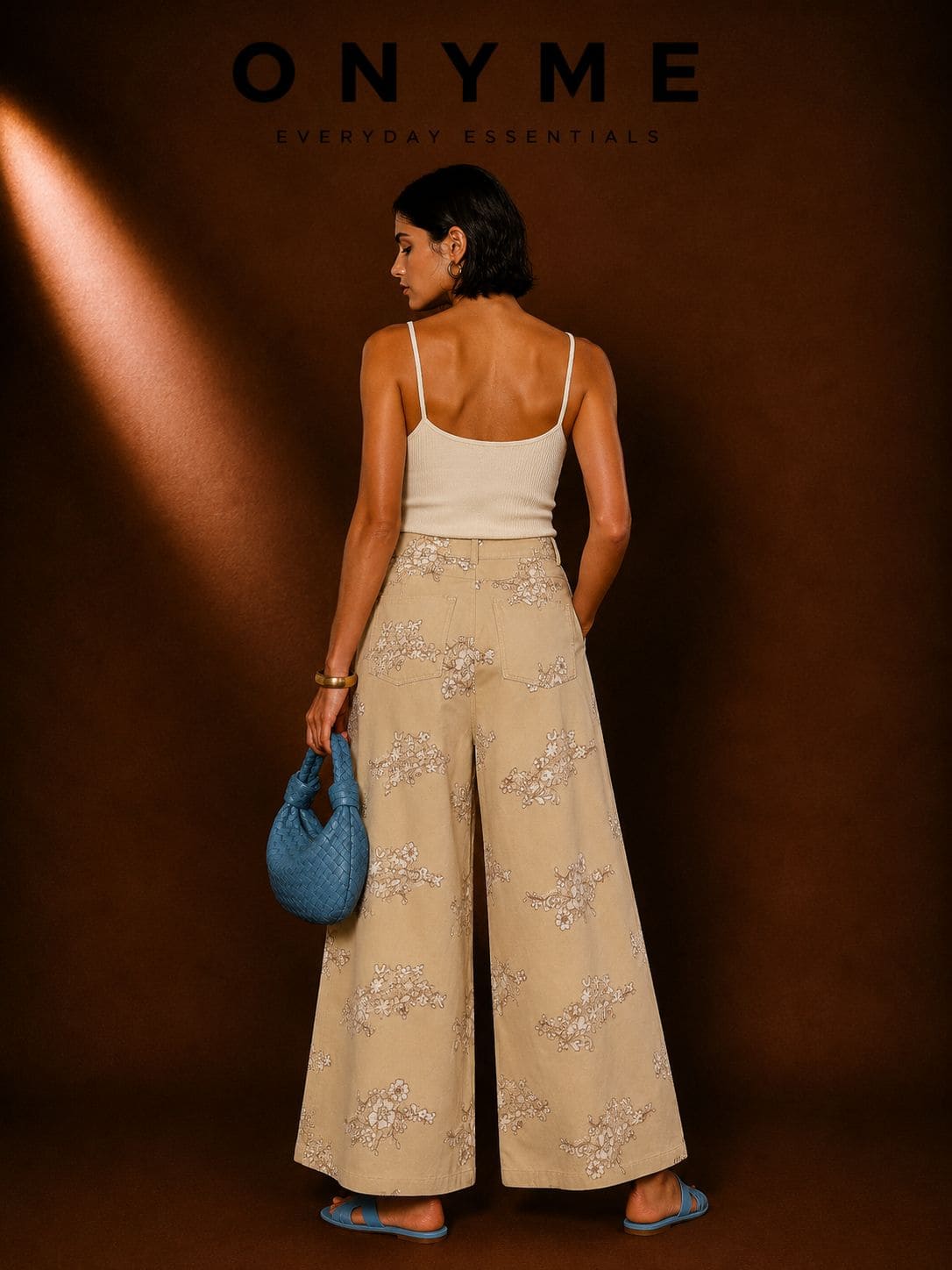 Pantalone beige con fiori ricamati in paillettes