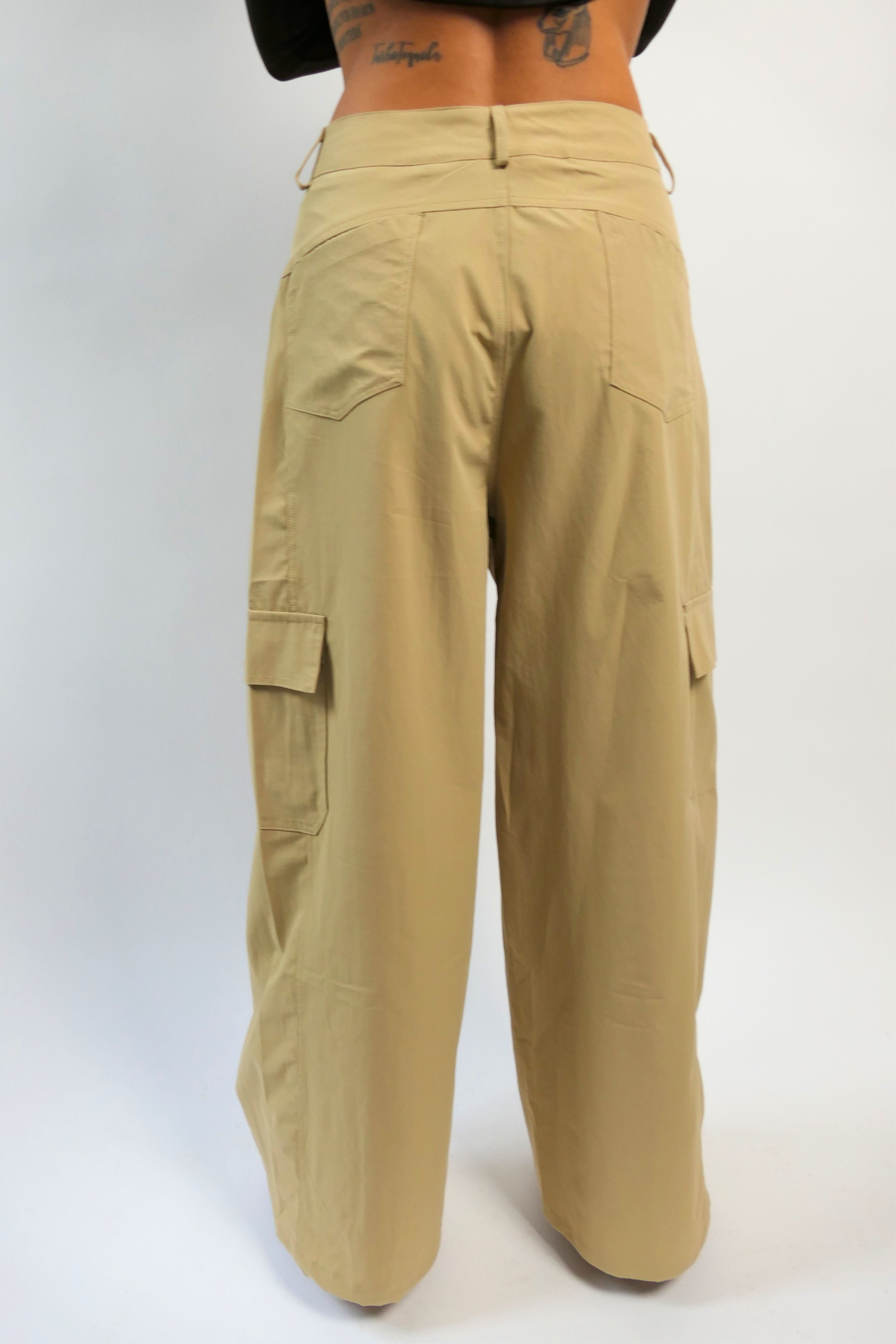 Pantalone con tasche laterali