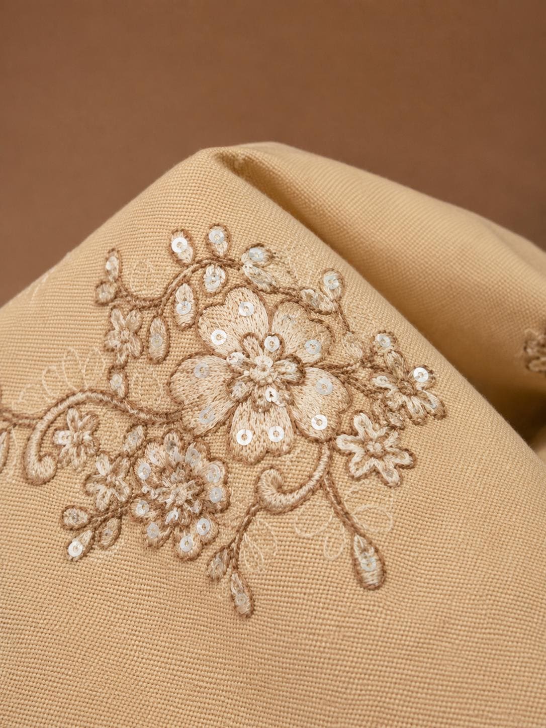 Pantalone beige con fiori ricamati in paillettes