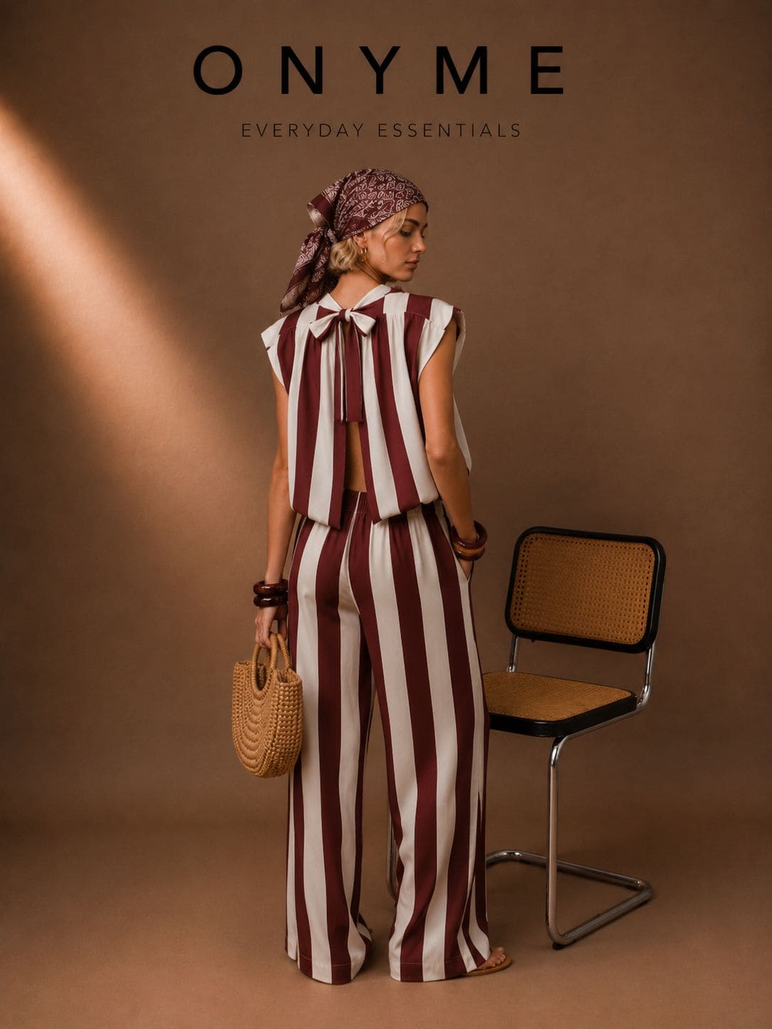 Completo righe con fiocco sul retro