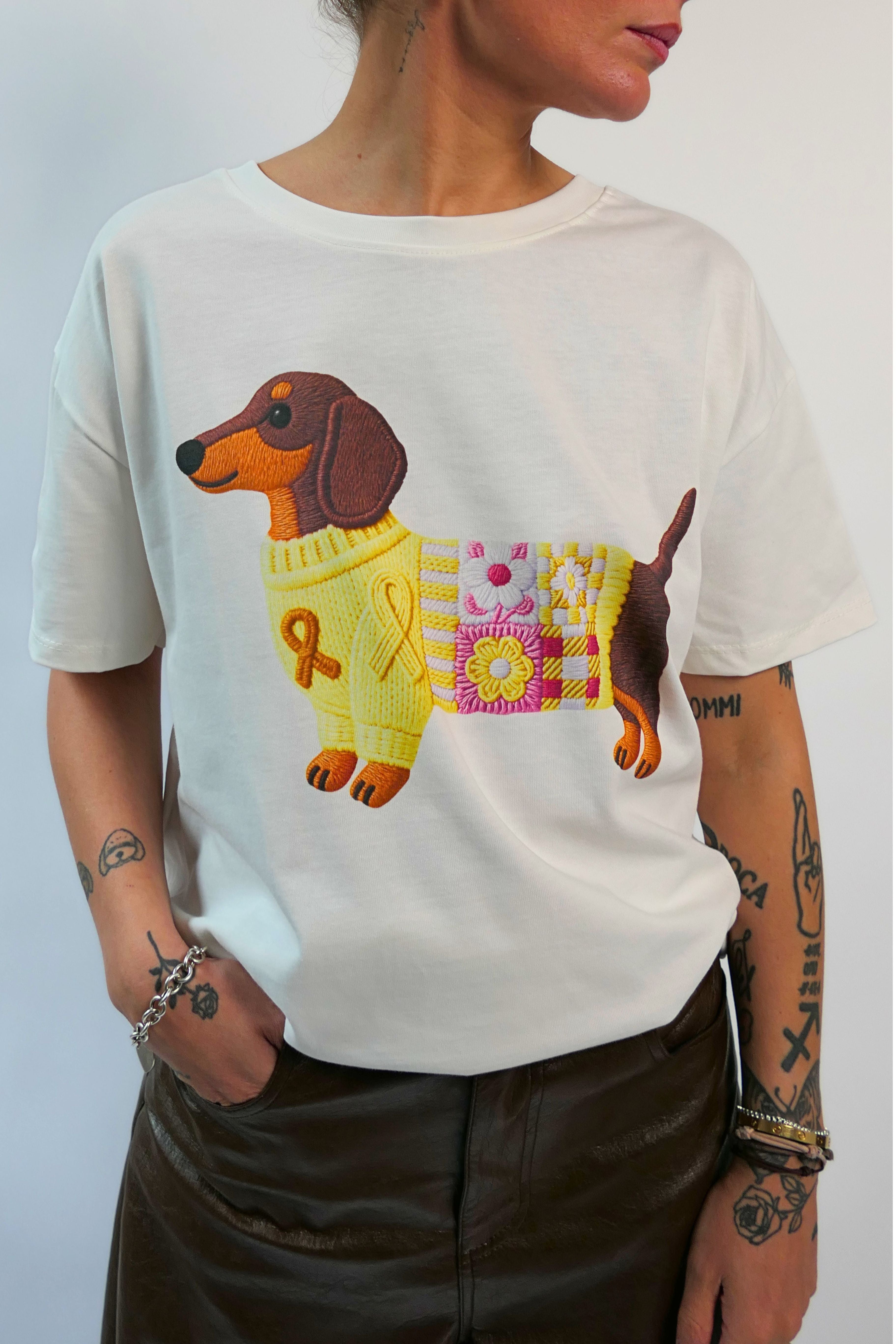 T-shirt con stampa bassotto