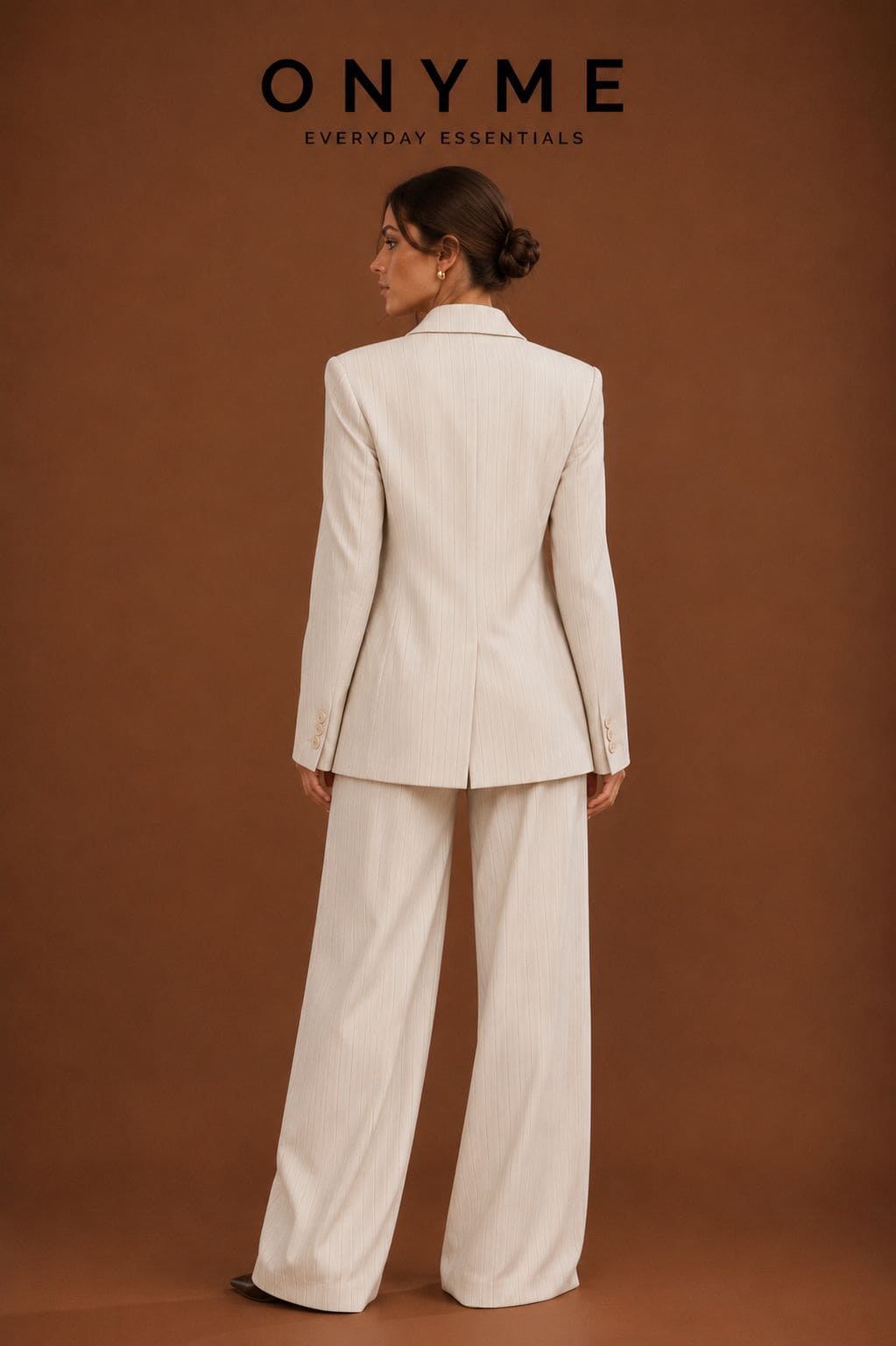 Tailleur gessato con fit sfiancato