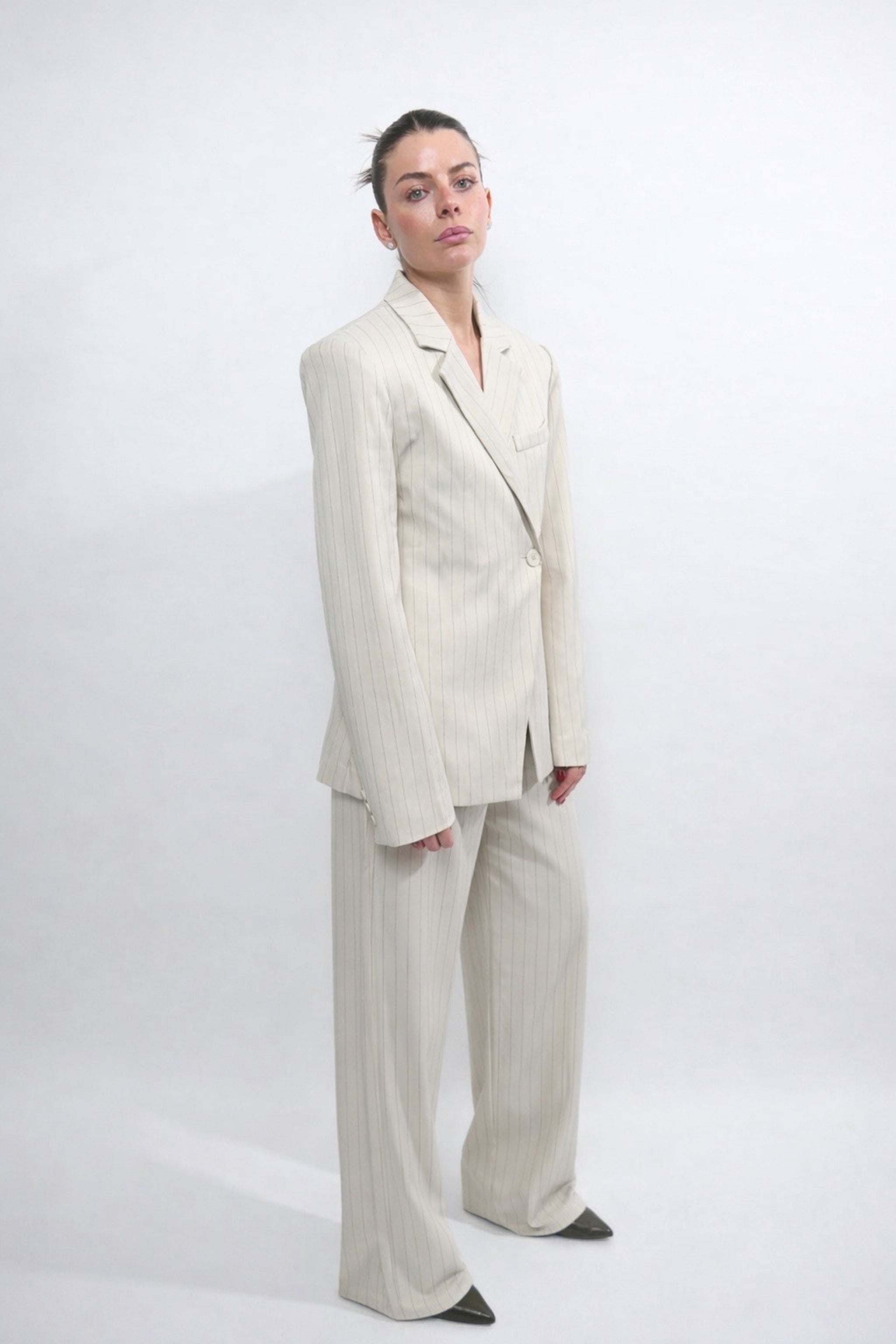 Tailleur gessato con fit sfiancato