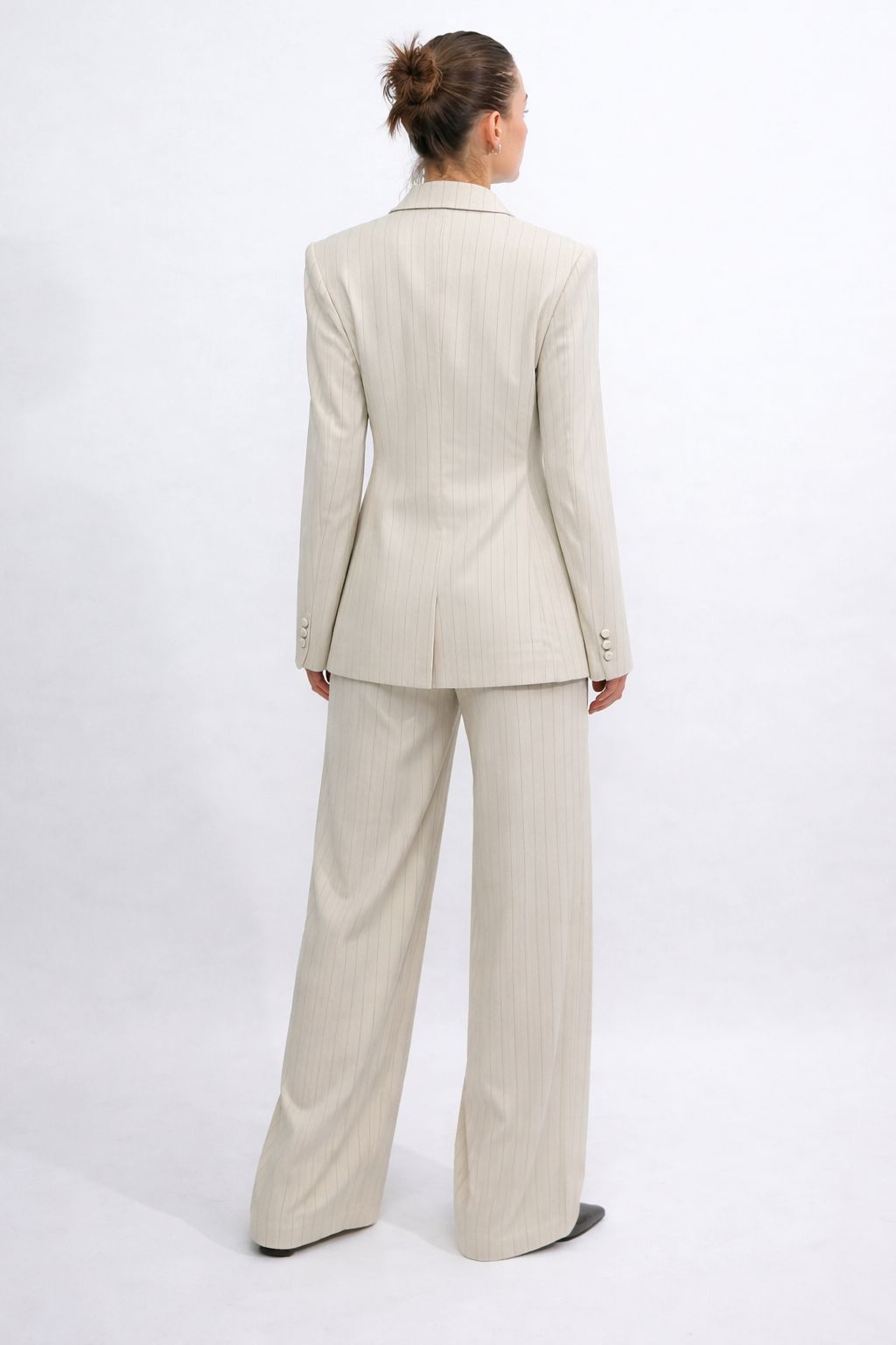 Tailleur gessato con fit sfiancato